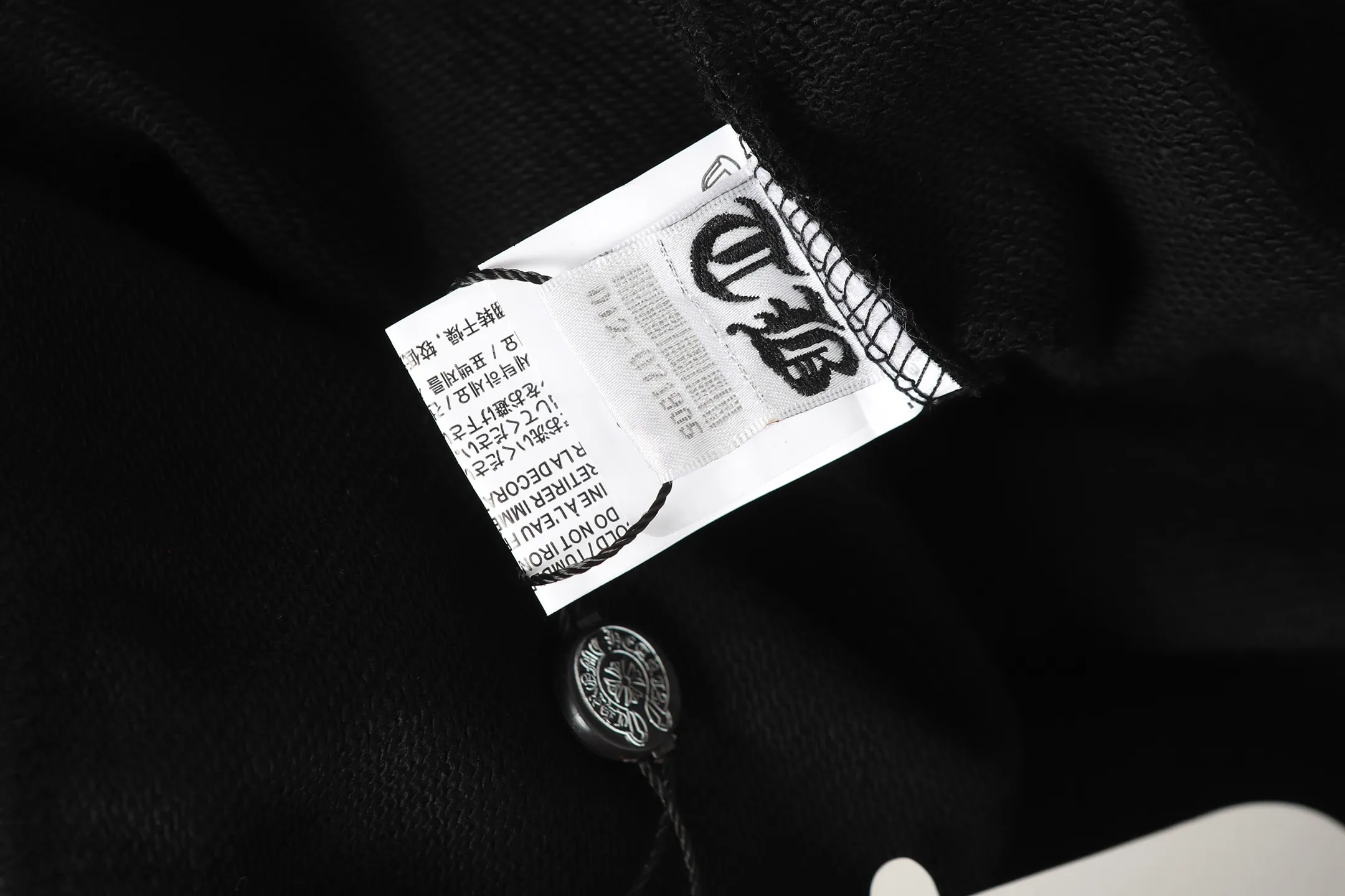 P250 #L3189 cross-border model. Those who pursue quality, please do not place an order. -Chrome Hearts/Chrome Hearts Horseshoe Sanskrit printed leather cross✝️Hooded sweatshirt - High weight, high density and high quality. The wool is soft, delicate and skin-friendly. It feels soft and silky. It has excellent warmth and skin-friendly properties. -Customized weaving and dyeing. No color difference. No matter the fabric or workmanship details, it beats the ordinary version on the market. -Colour: black white -Size: S M LXL